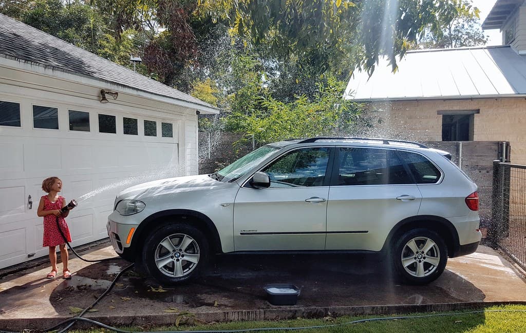 Amalie washes the car